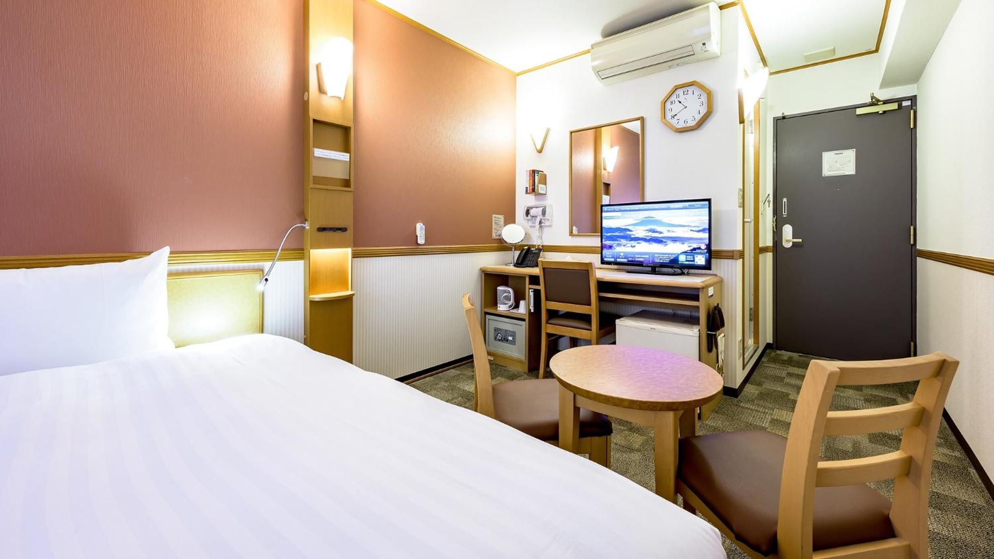 Toyoko Inn Takasaki Eki Nishi Guchi No 2 Rum bild